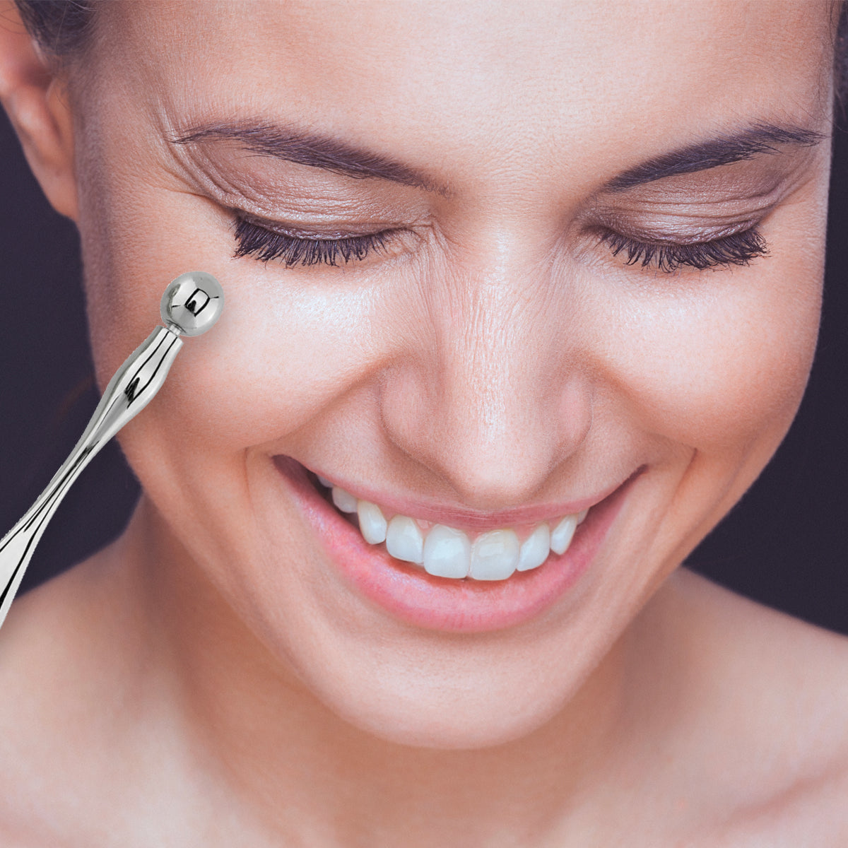 Cosmetic spatula equipped with ball for face and eye contour massage